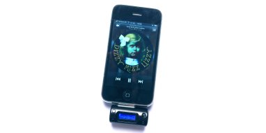 iPhone / iPod FM sender med indbygget billader