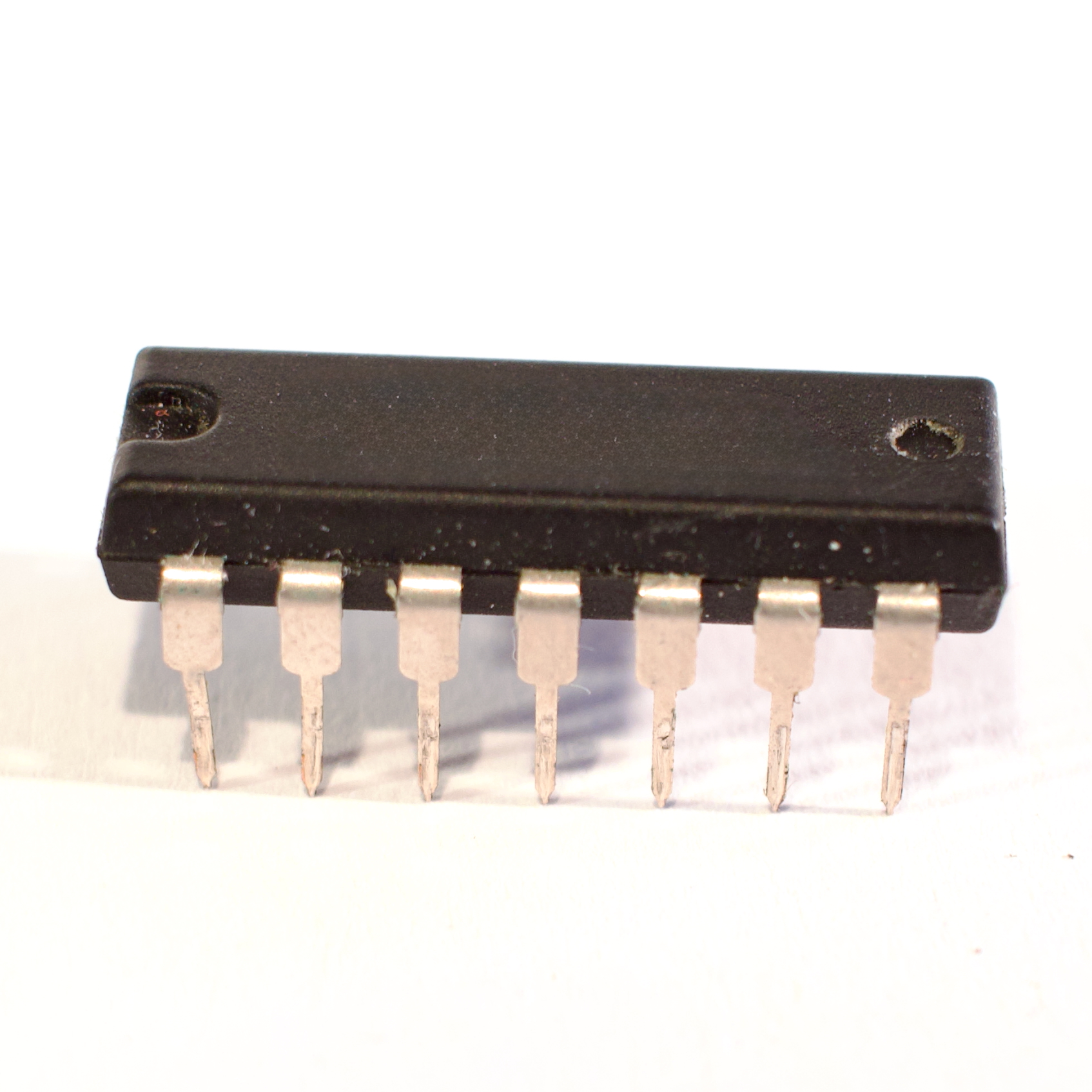 10PCS HD14584BP DIP Hex Schmitt Trigger IC – New Old Stock, Unbranded