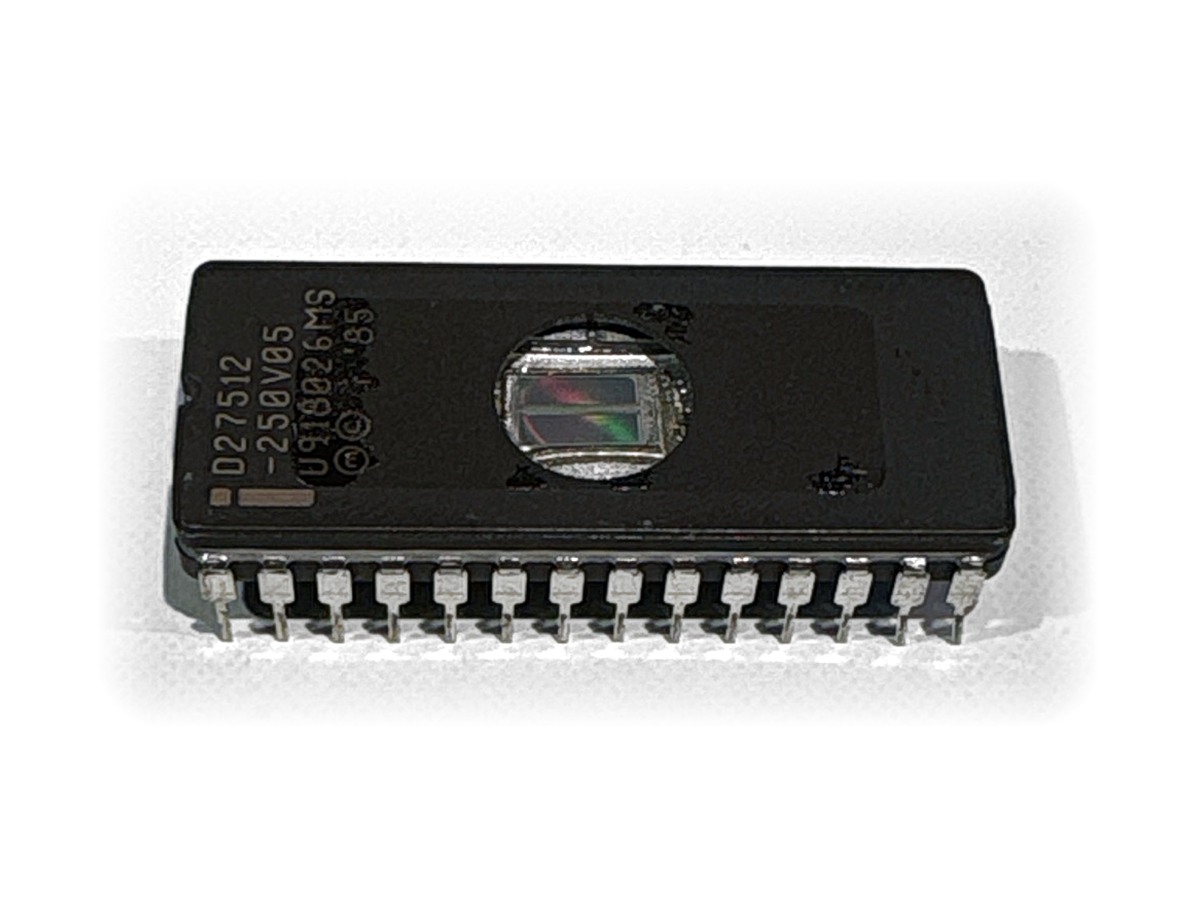 Intel D27512-250V05 set fra siden med ben og keramisk hus