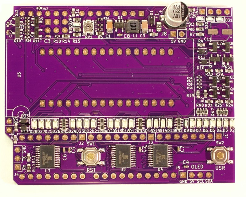 Et ubestykket RURP Rev 2.1-board set ovenfra: et lilla Arduino-shield-print med forpåloddede SMD-komponenter, det tomme fodaftryk til 32-bens soklen, en række lysdioder og knapperne RST og USR.